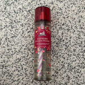 Bath & Body Works Raspberry Holiday Pie Bar Mist - Red & Gold